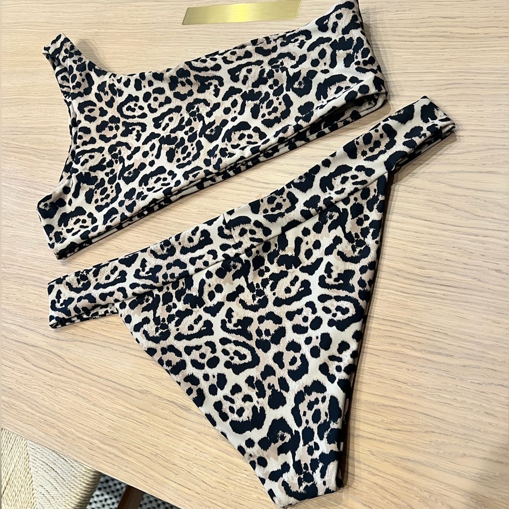 LIKE NEW ☀️ SKATIE BIKINI SET ☀️ CALABASIS